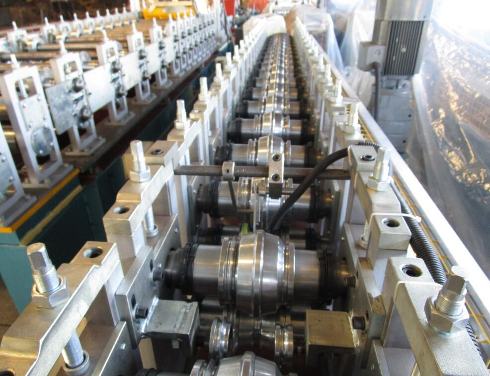 forming system of shutter roll forming machine