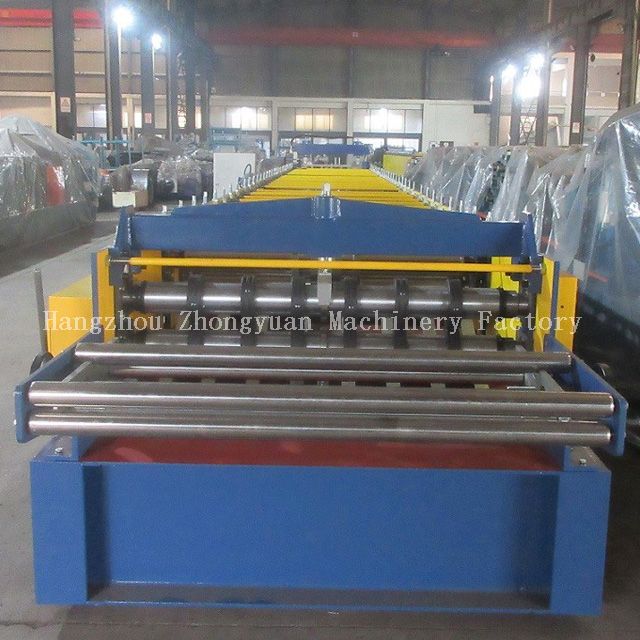 Metal deck roll forming machine with flying cutting