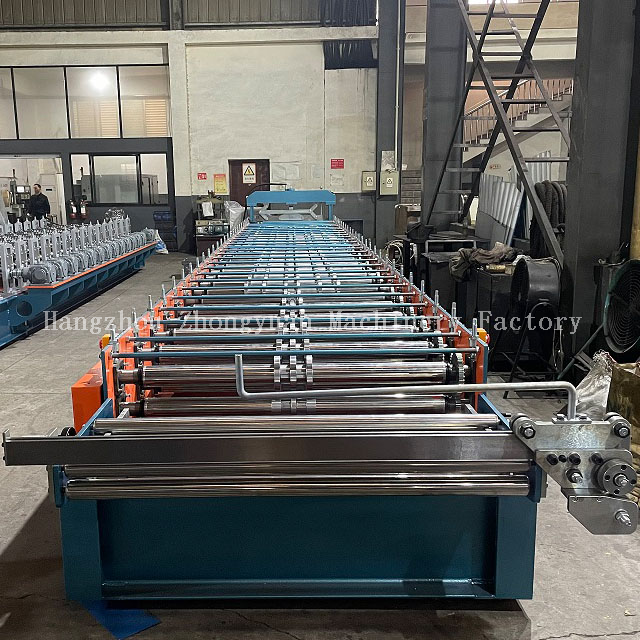 Roof panel roll forming machine 
