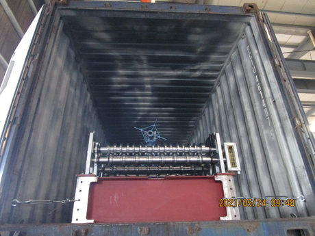 zhongyuan color sheet roll forming machine with flying cutting.JPG