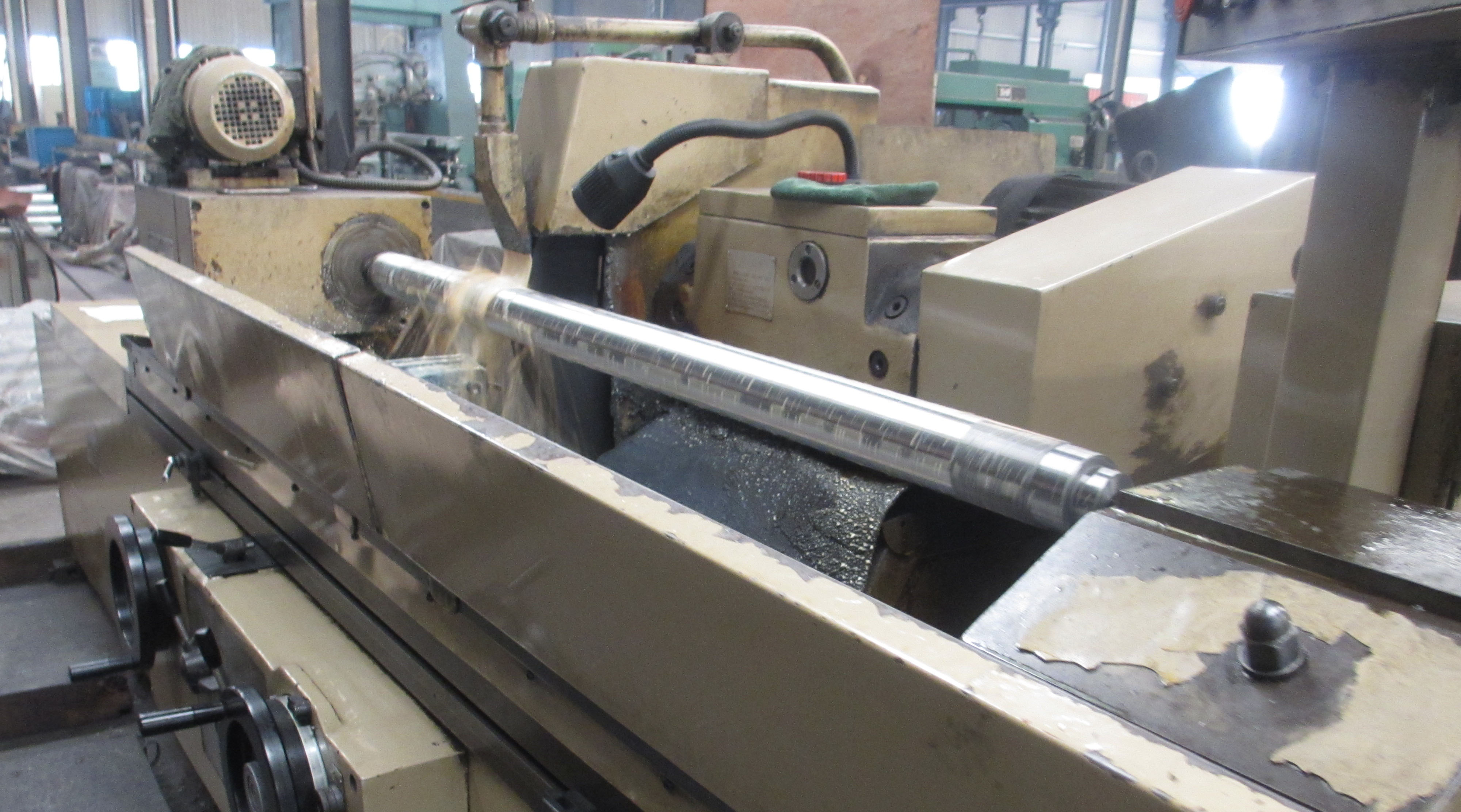 Grinding machine for roller shaft